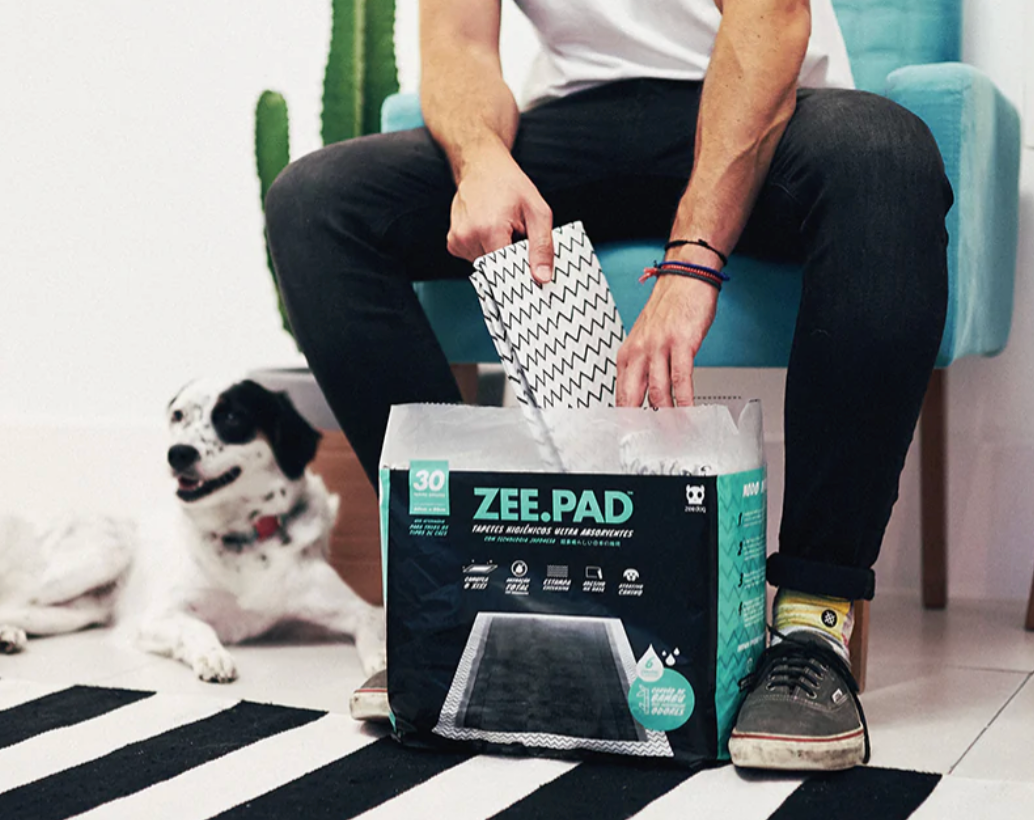 Empapadores para perros de color gris con carbón activado que neutraliza olores y oculta manchas de orina